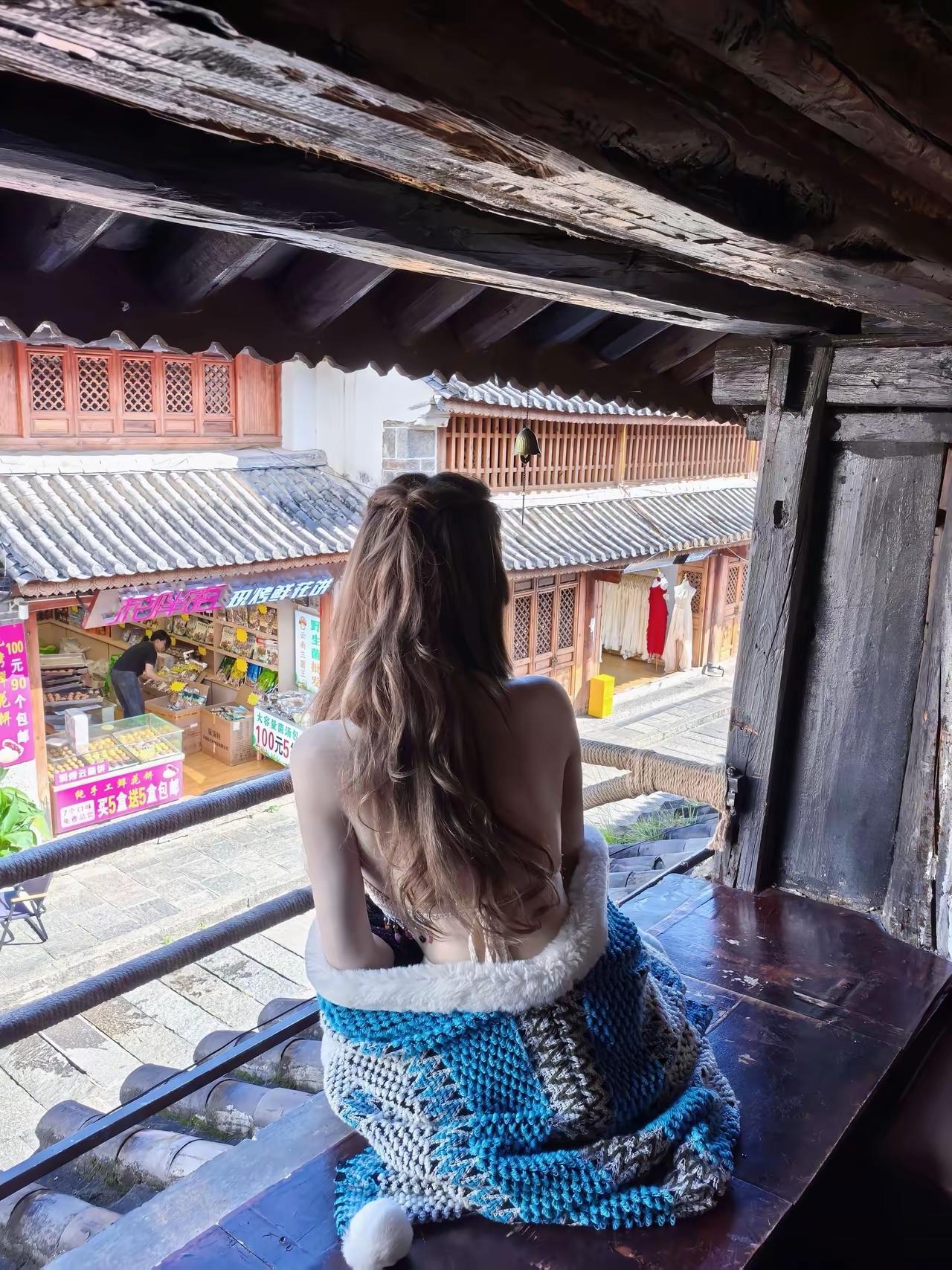 在古色古香的街道上，感受悠闲的午后时光。