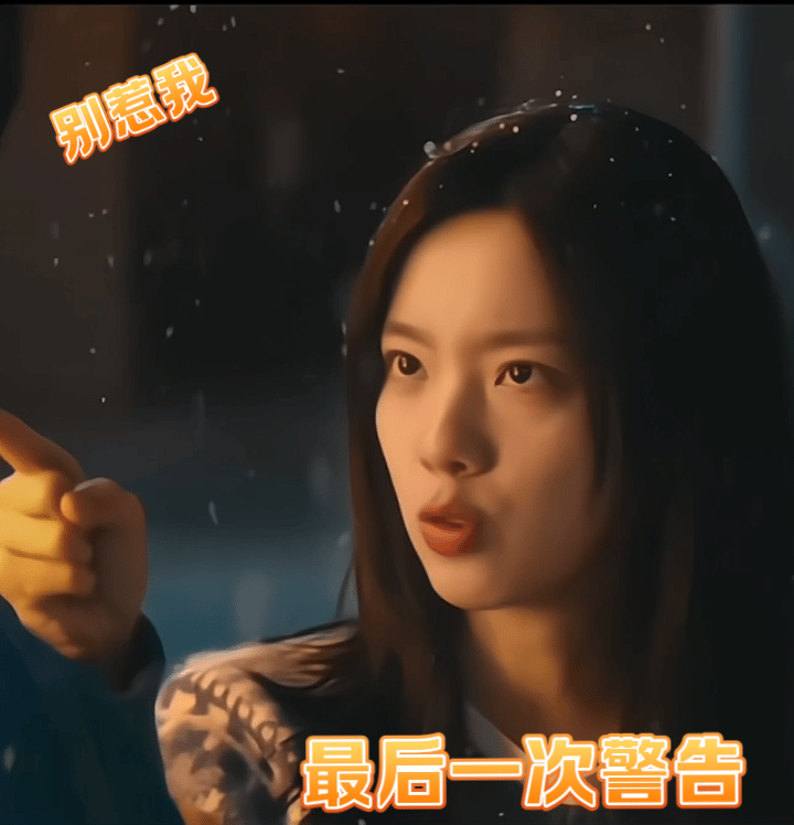 面对爸爸陈君何，她口头警告、背后下药、手刀封喉等大招连发，笑点一茬接一茬。这一串