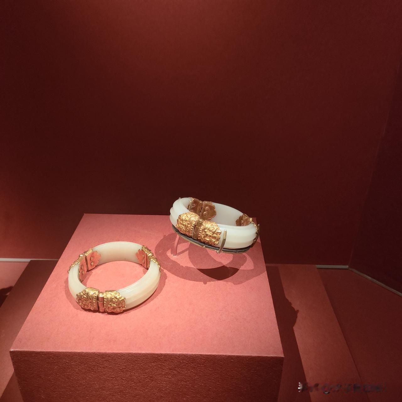 现在正当适婚年龄的人都不想结婚。我小儿就不一样了，他给我说了几次他是一定会结婚的