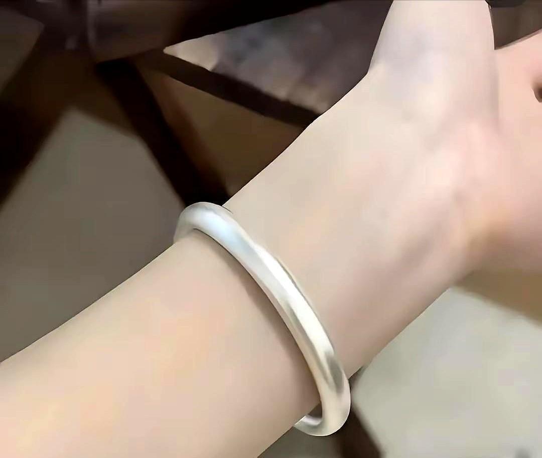 我可能是个异类。
65%的右撇子同事，手镯都戴右手。
我跟风换了三天，差点把咖啡