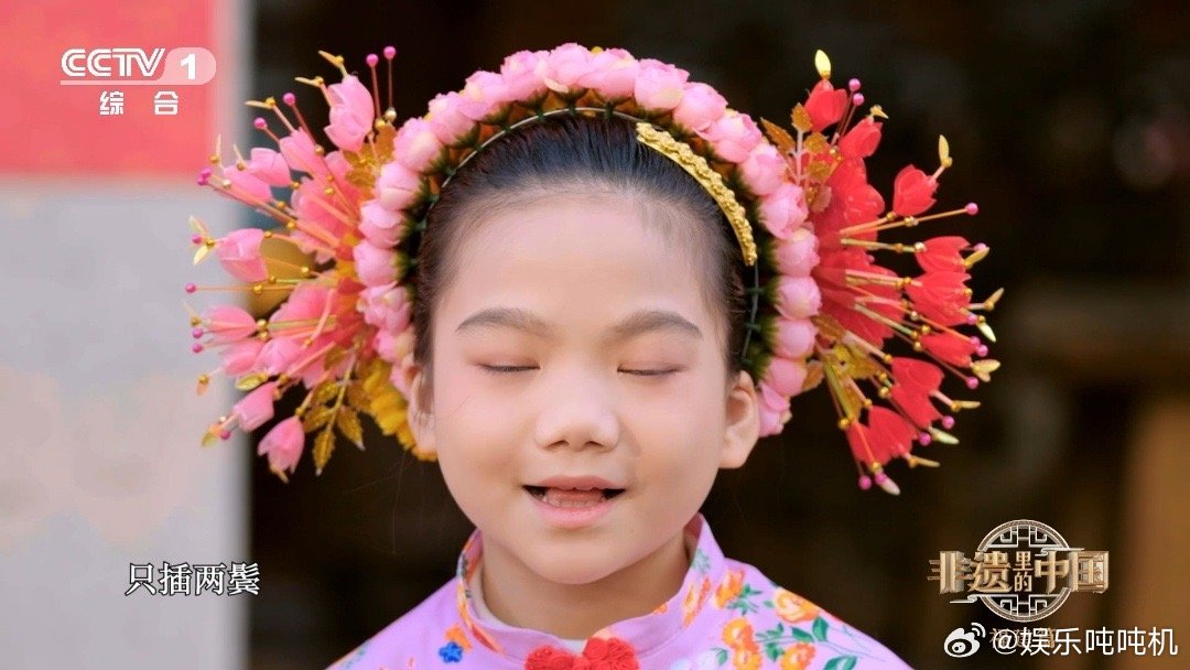 被泉州簪花美一大跳泉州簪花里藏着一生芳华泉州簪花那叫一个美哟！像把春天“抓”上头