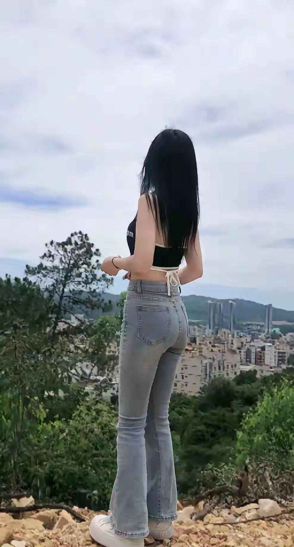 俯瞰城市天际线，享受自由与宁静。如何搭配时髦修身牛仔裤?