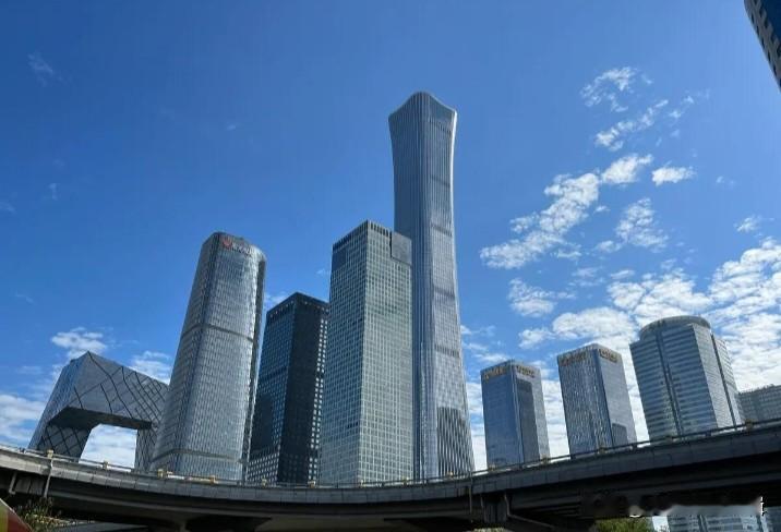 比如说在军事上印度就不是强国，但印度不会承认会说自己海军有航母、空军火力强大的战