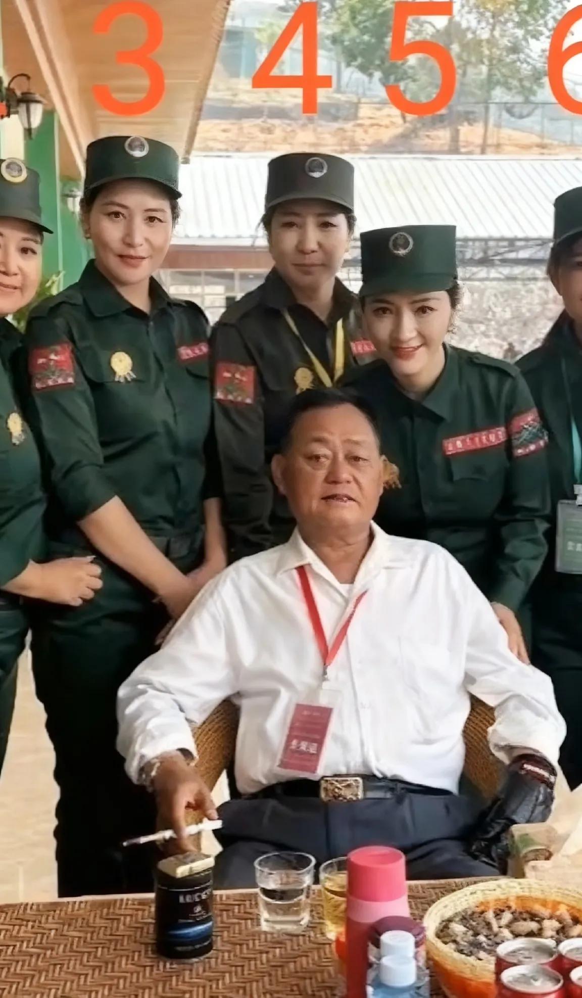 图一被几名女兵簇拥的老头就是鲍军峰的父亲鲍有良，鲍有祥的三弟，曾掌控佤邦联合军南