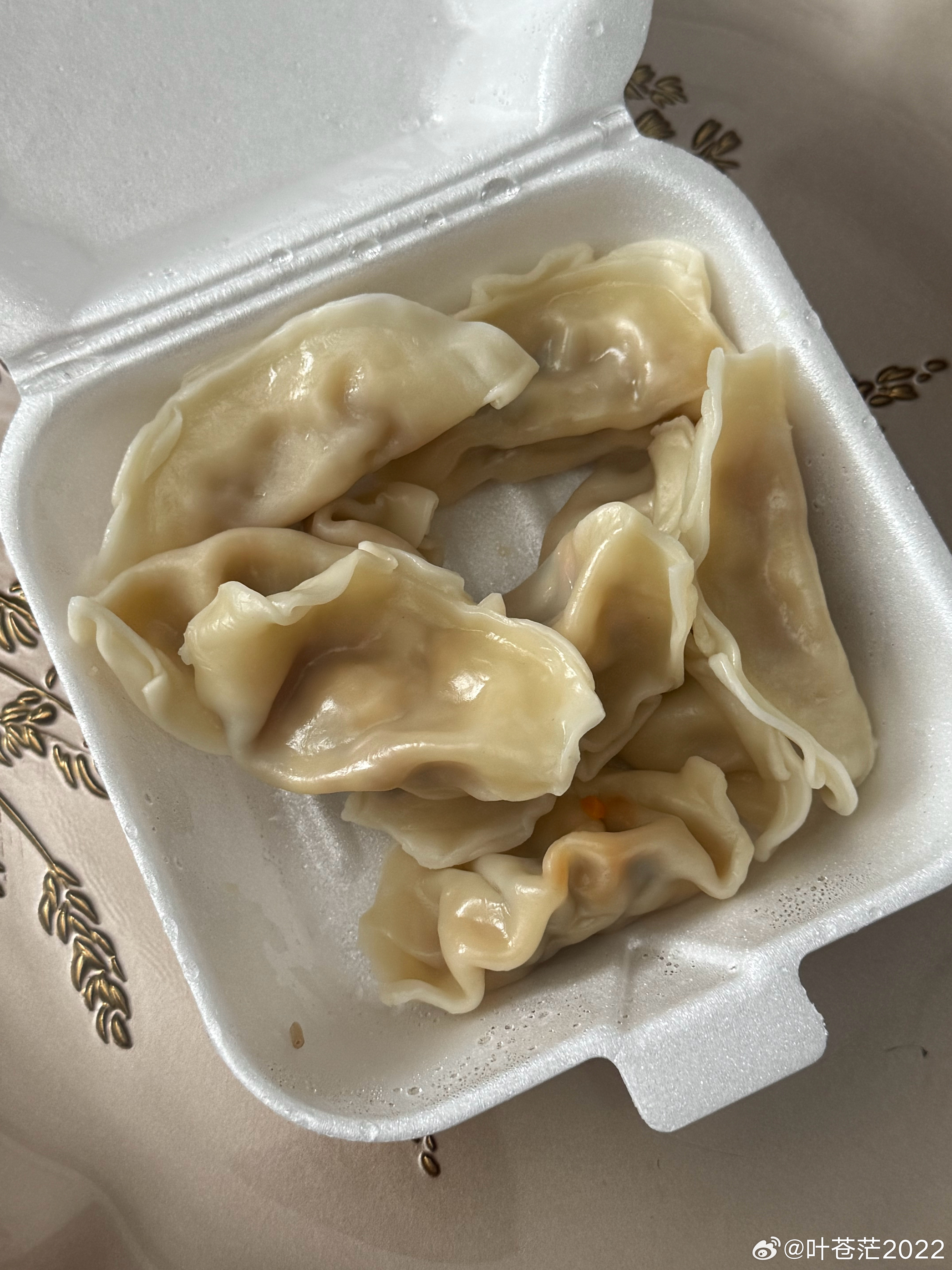 中午去一家小中餐馆吃午饭，叫了一份中餐黑椒牛柳套餐，味道不错，尤其是那一小碗酸辣