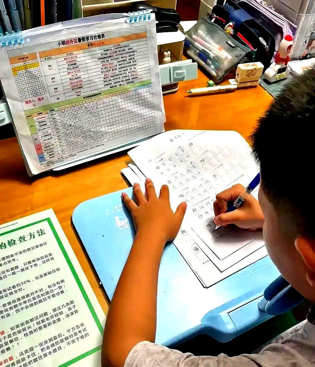 很多家长拼命给孩子塞满课表，结果孩子成绩不一定上去。
苏州一名初二男生就很典型，
