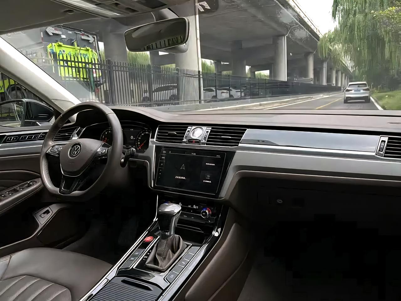 首先二手车我给你一个比较成，就是二手车，你碰到车况比较好的可以入手，但是我不建议