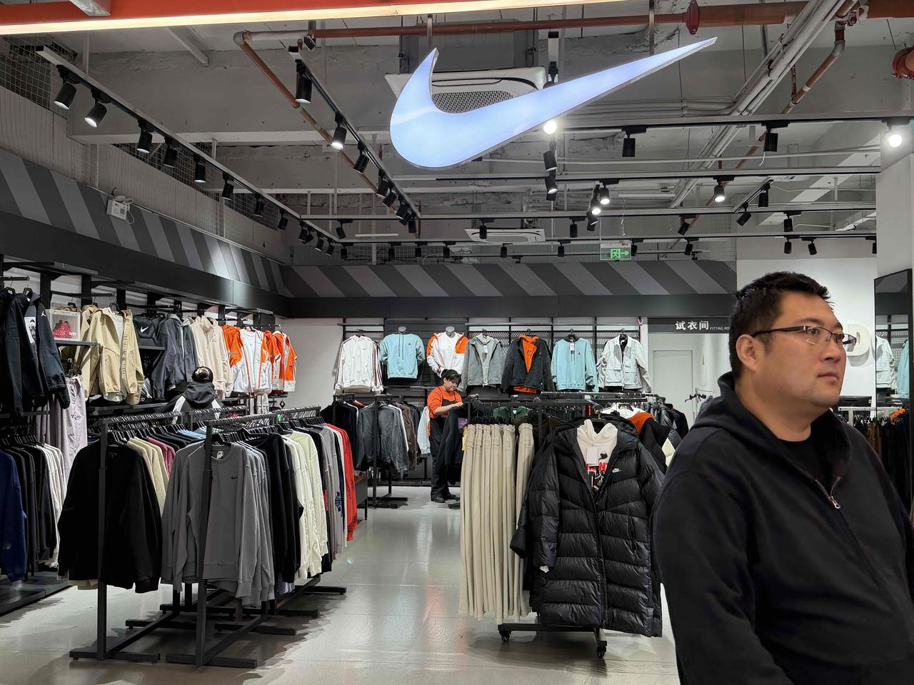 今天临近中午，我去西安高新一路的，五环高新工厂店买秋冬装。
五环高新工厂店外面塔