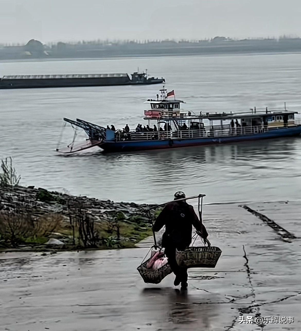 太暖心了！江西九江，雨中老人担着两筐菜想去卖，然而却没赶上船，边跑边喊：“等一下