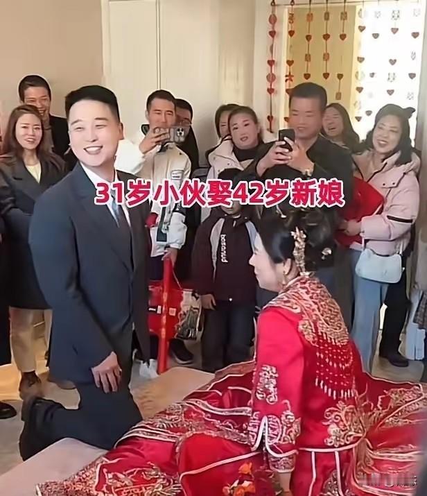 31岁小伙娶42岁女子，结婚仪式两人都笑得合不拢嘴，可以说两人应该是是非常满意的