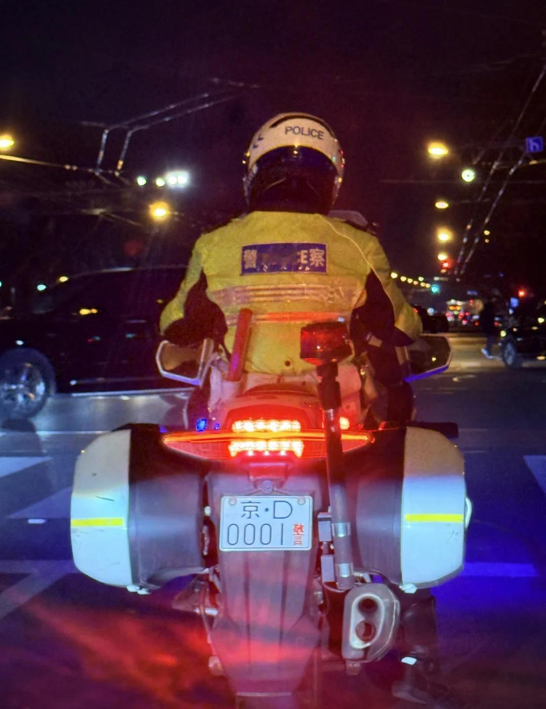 一号警察叔叔 👮‍♂️ 帅啊
骑帅不骑快安全最重要