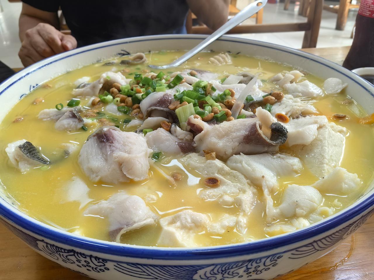 夏日生活打卡季来到卢龙，特色豆汁儿鱼，能喝汤的鱼，里面有自磨嫩豆腐加上新鲜鱼片，