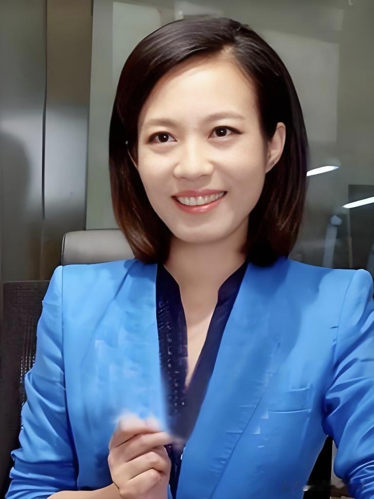 宝晓峰，央视《新闻联播》主播。声音温润如玉，台风端庄大气，以沉稳专业的播报风格传