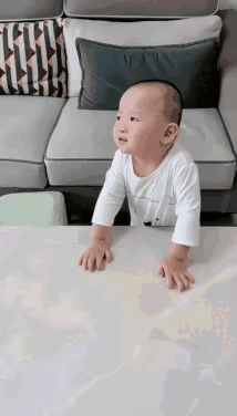 这么聪明，仁义的小宝贝，太招人稀罕了！

爸爸切完一盘西瓜，嘴里喊着吃西瓜喽！随