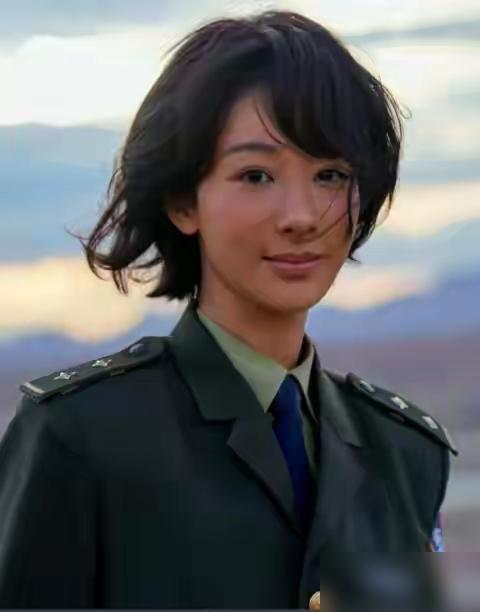 杨紫这段直播发言，直接把全网聊炸！
主持人问“怎么爱自己”，她脱口而出：
“