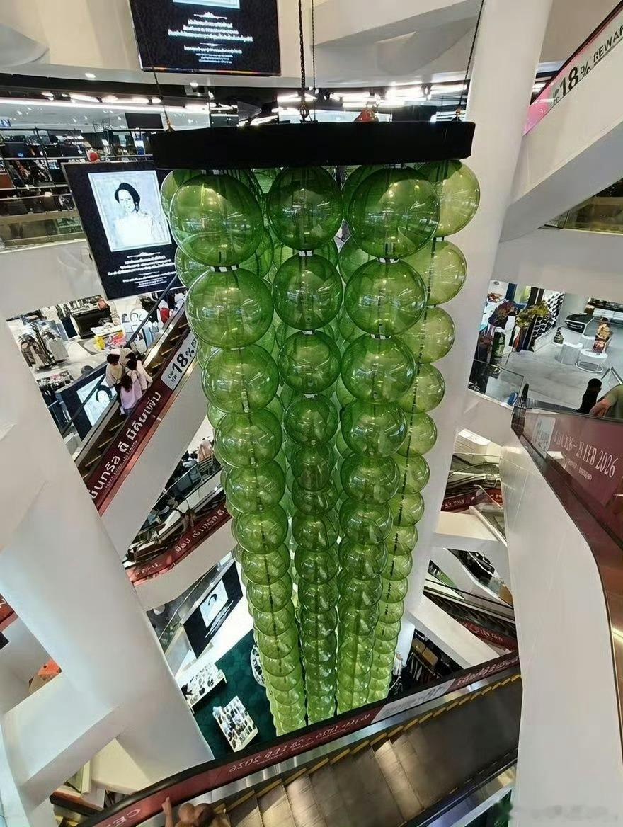 这个商场的装饰太吓人了看过勇闯夺命岛的人都有心理阴影了，这么大的装饰😱我从进商