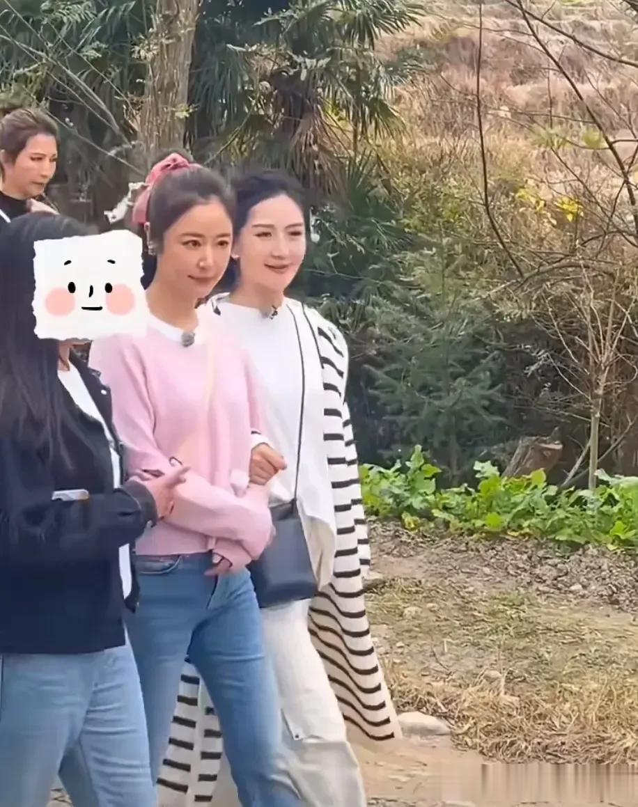 天哪！女神咋变成这样了！林心如这么看着好普通啊！在人群中感觉好朴素，没有年轻时好