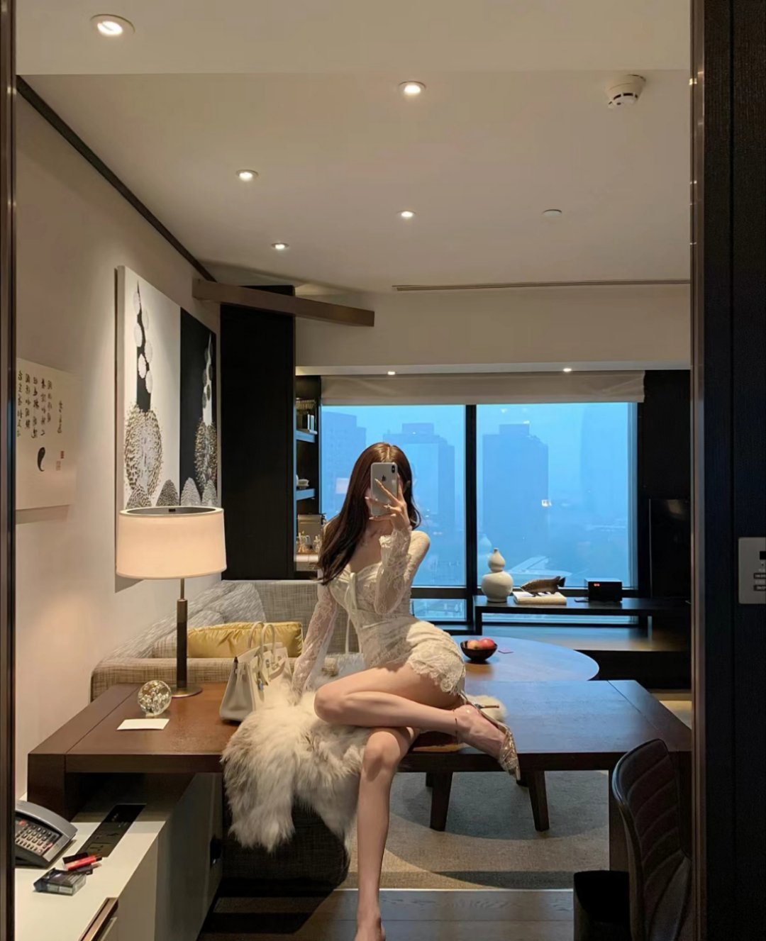 永远不要为了迁就谁而改变自己 爱的时候勇敢爱 散的时候大步走 别回头 . 