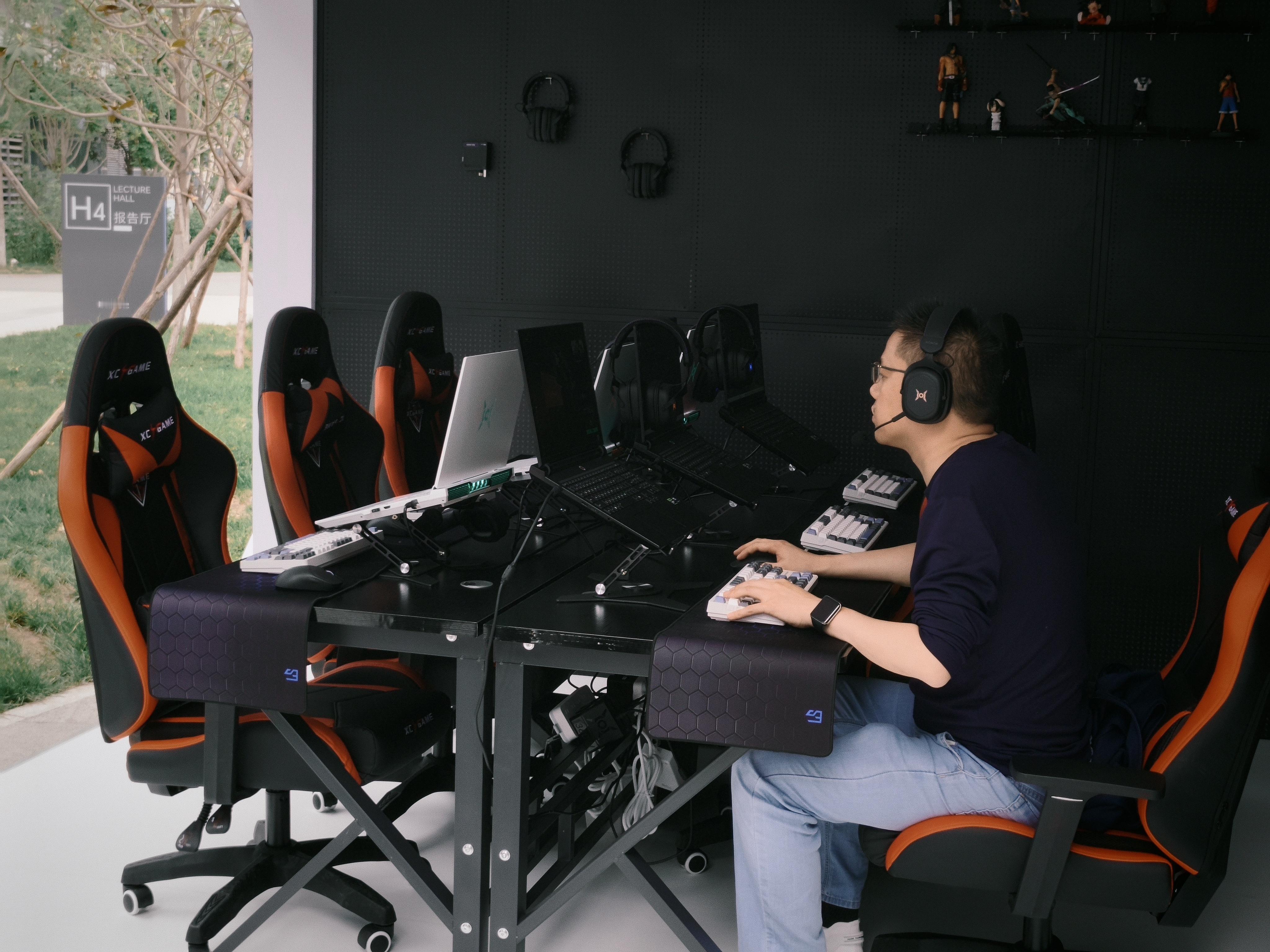 荣耀笔记本沟通会搞了个养虾本现场请大家吃小龙虾YOYO Claw这就来了看看荣耀