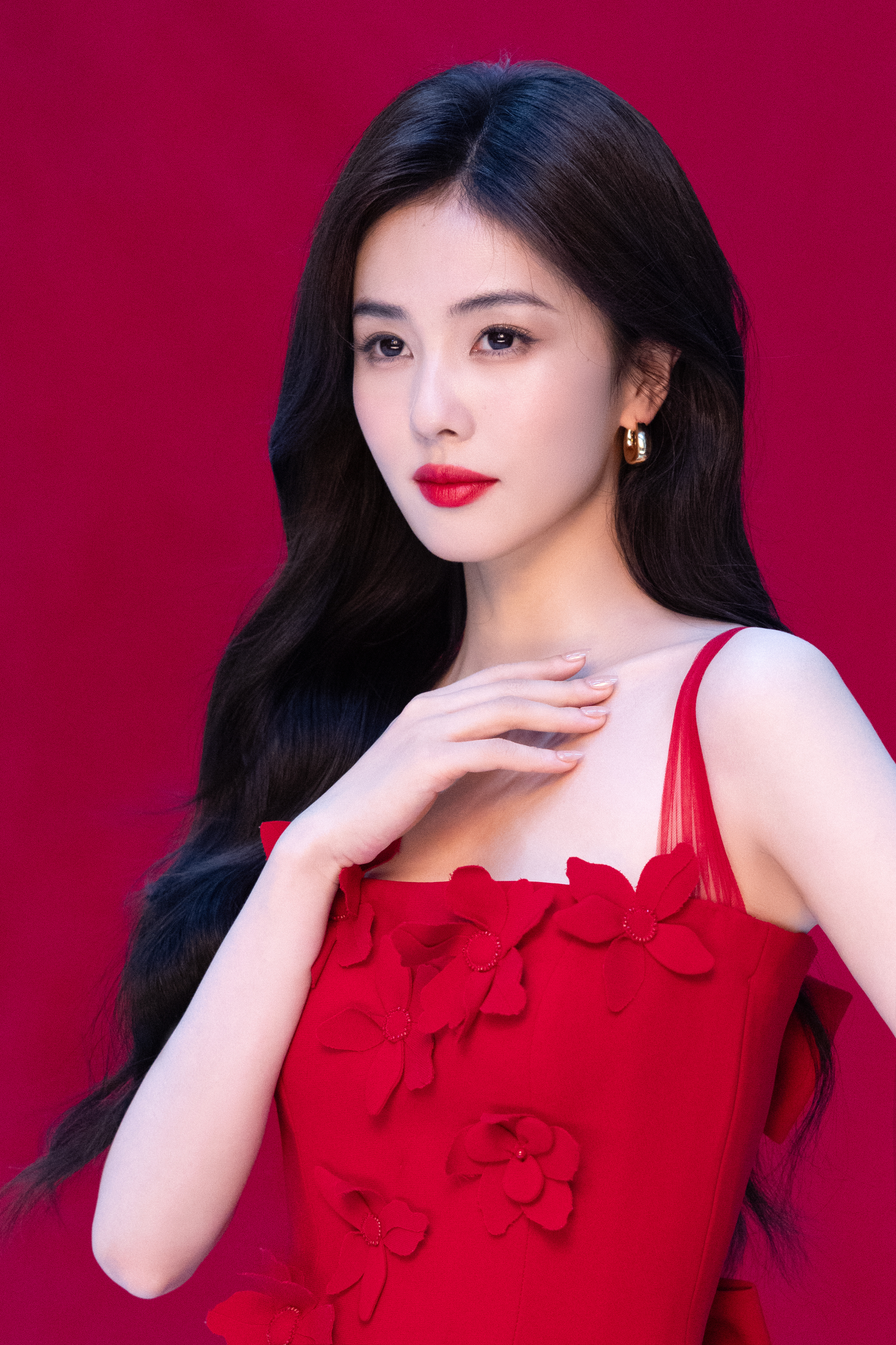 白鹿以红为韵 白鹿以红为韵，红裙造型温柔大气又明媚，美得好轻松～白鹿浪漫热烈