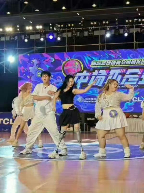 #刘畊宏带假肢女孩跳本草纲目#看到女孩子这么努力跳操的样子真的值得我们学习，生命
