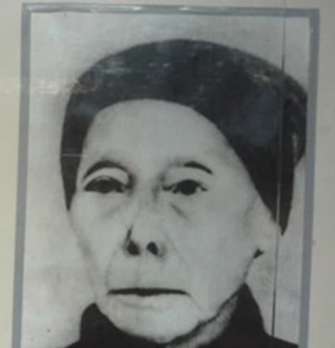 1933年，毛主席躲进一个农妇家，在敌人来搜查时农妇站出来说：“军爷，你们要找的