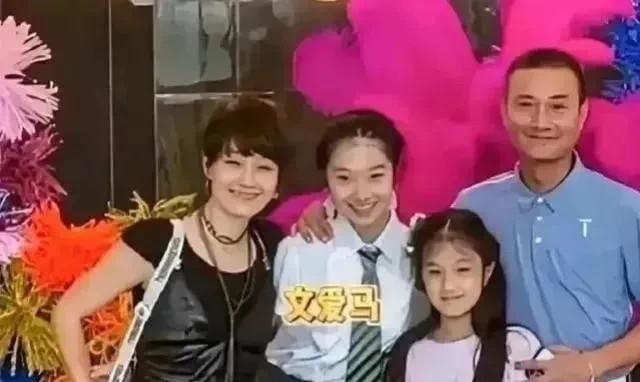 这是马伊琍、文章和两个女儿的合影照！马伊琍身着黑色连衣裙，依然很漂亮！看到这张照