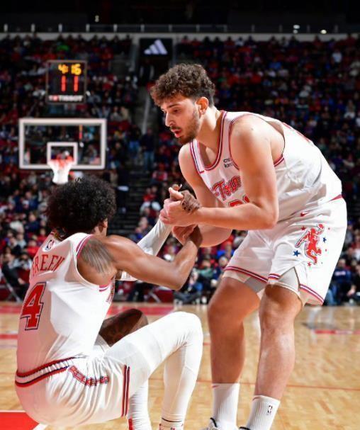 申京50%概率继续休战。
队医反而松了口气。
因为火箭内线的底牌，厚到让对手绝望