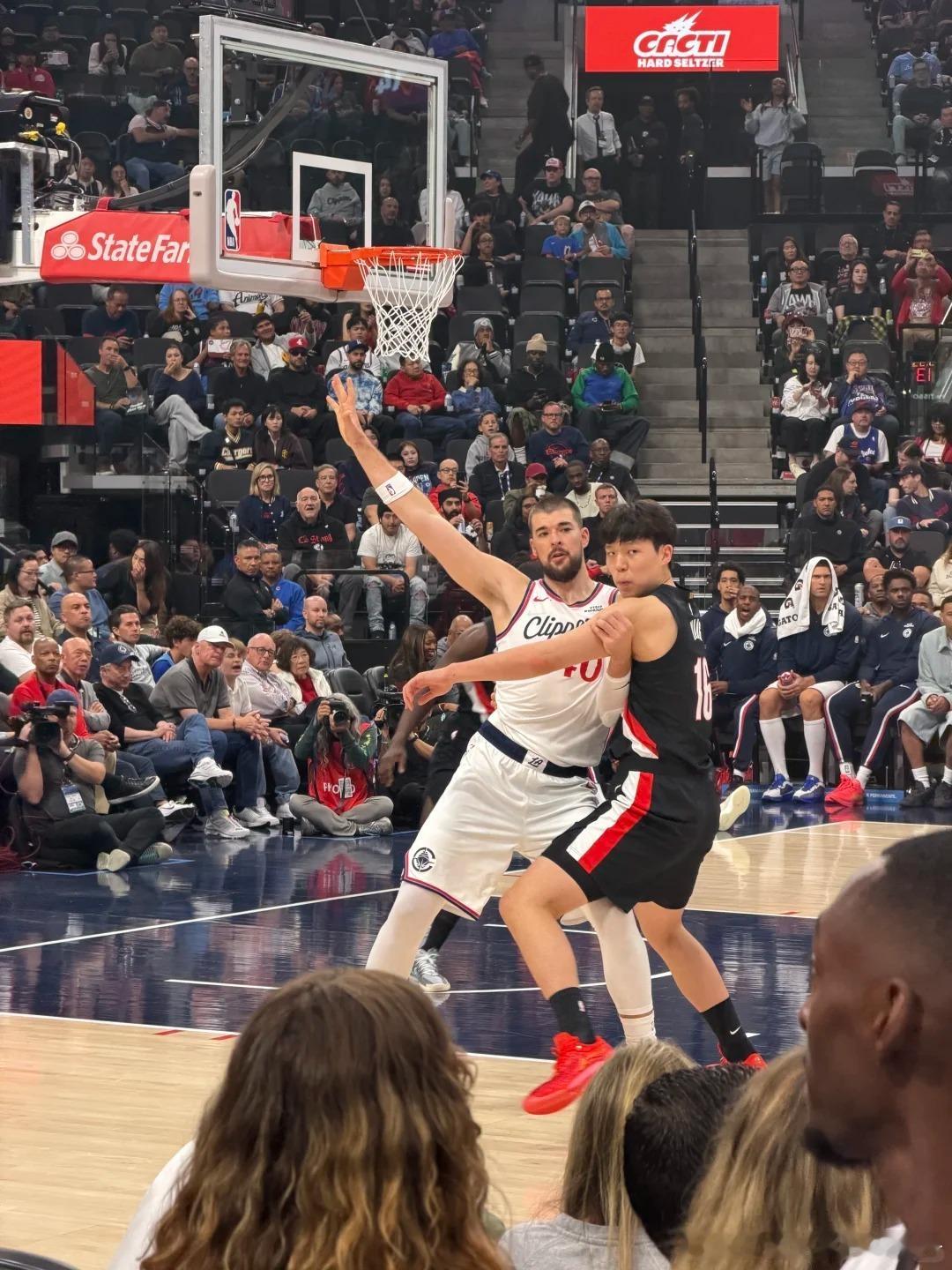 NBA开拓者球员杨瀚森与CBA辽宁男篮中锋张陈治锋，现身洛杉矶UCLA训练馆一同