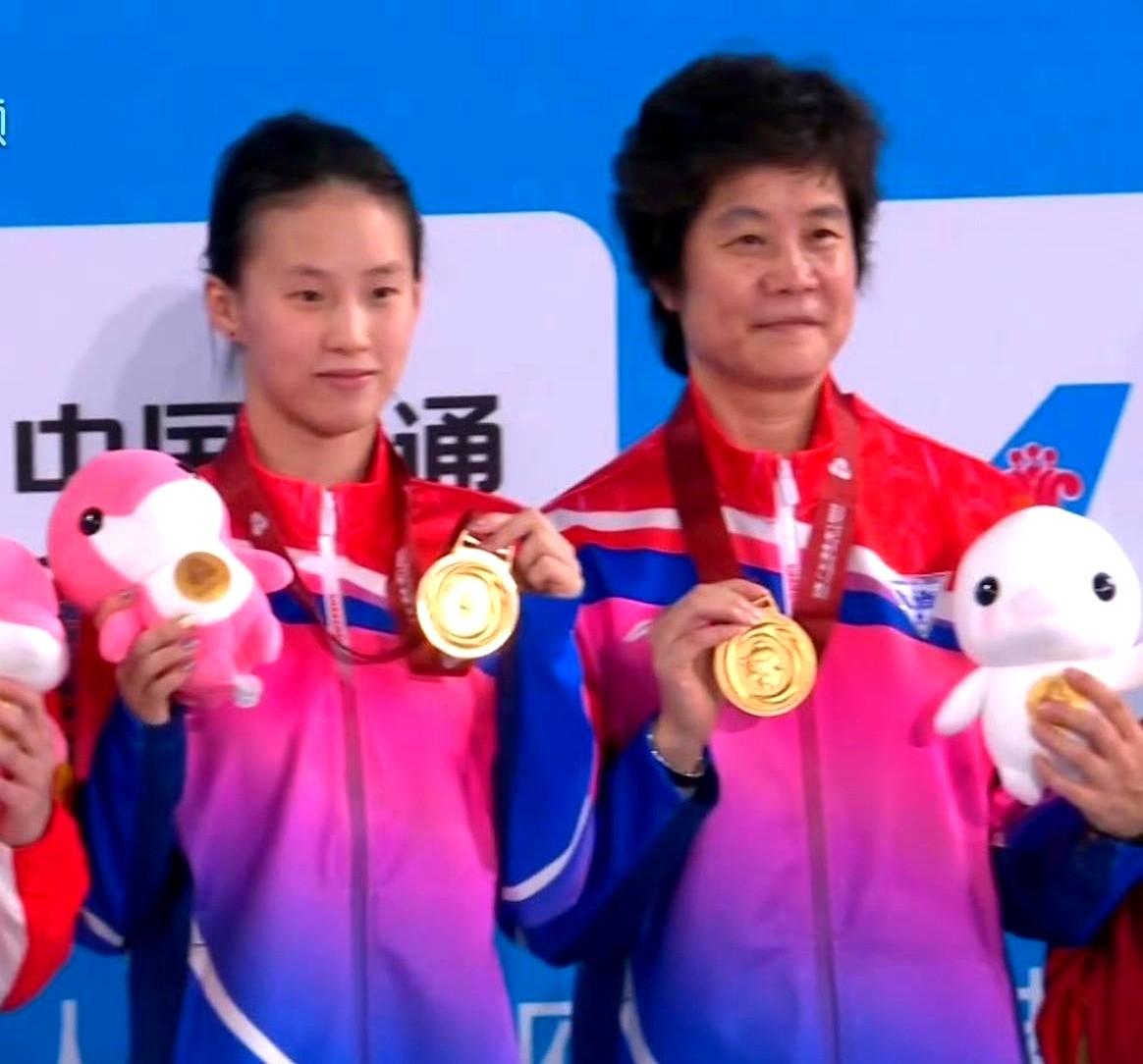 五跳里四次满分，心脏真顶不住。

2024世锦赛，陈芋汐把跳水玩成了节奏游戏。