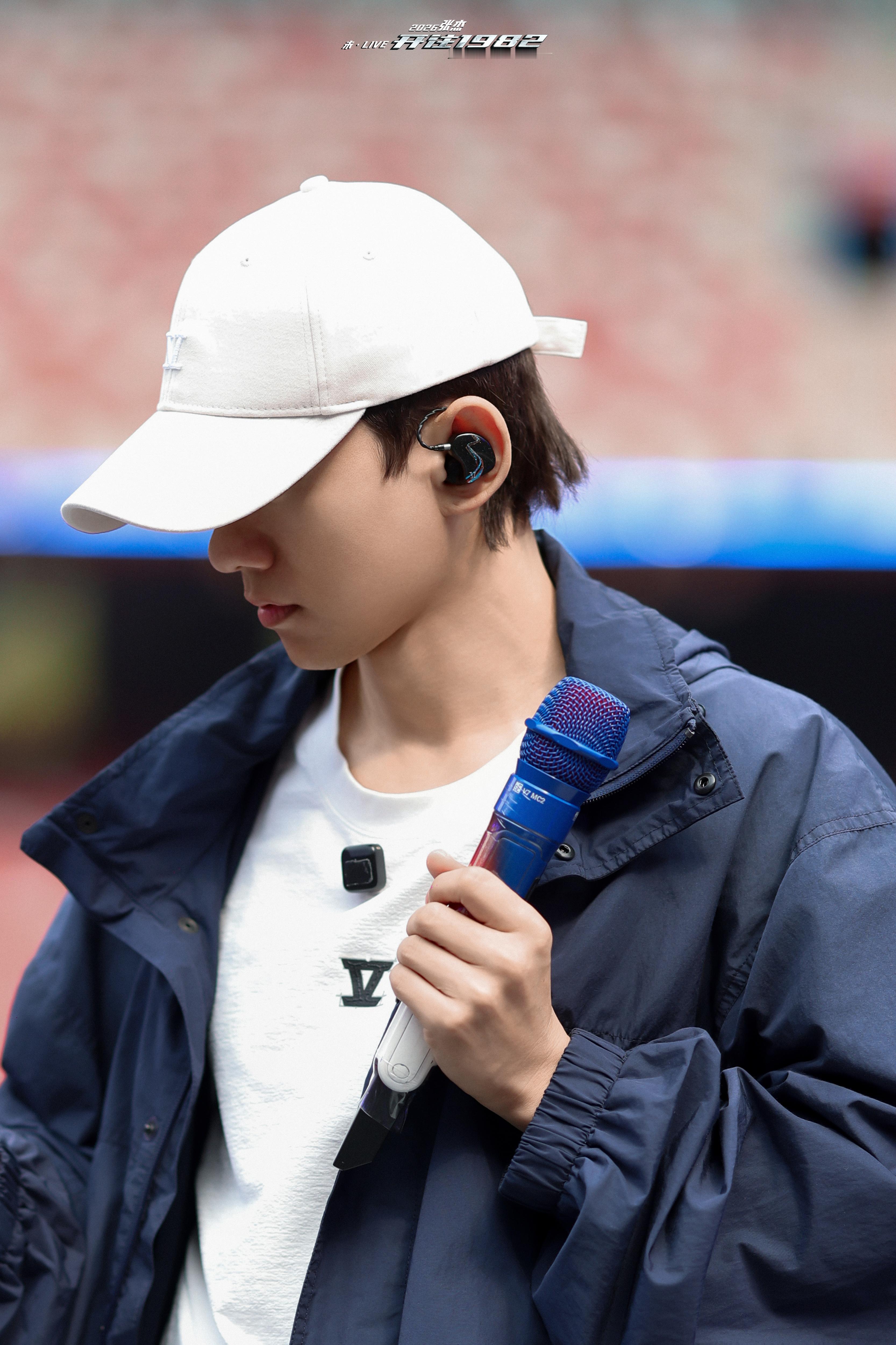 张杰北京鸟巢站幕后张杰鸟巢站幕后来了，每一个环节都亲自盯到位的杰，现在好大的雨，