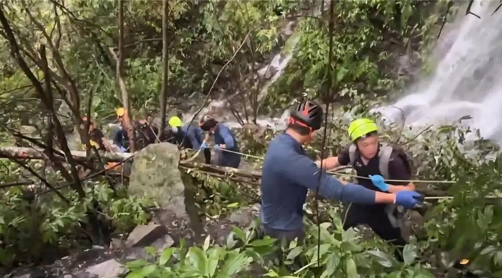 9名驴友闯福建刺刀峡谷5人遇难，事故前一天山洪预警已发，警示牌立在那他们视而不见