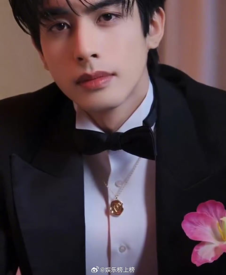 泰版ELLE镜头下的宋威龙 矜贵优雅又魅惑力十足