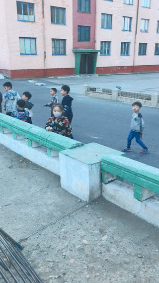 朝鲜🇰🇵实行全民免费医疗、免费上学教育，免费住房分配政策。
虽然那里的人平均