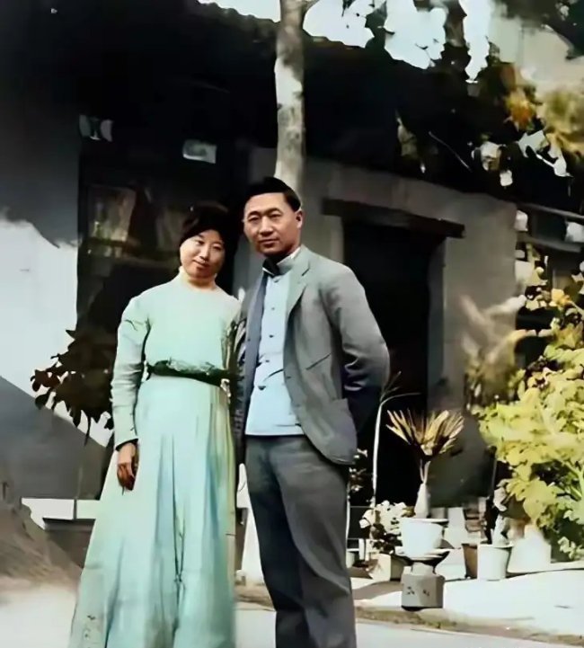 1910年，孔祥熙和原配，一张罕见合影，若非早逝，不可能娶宋霭龄 
