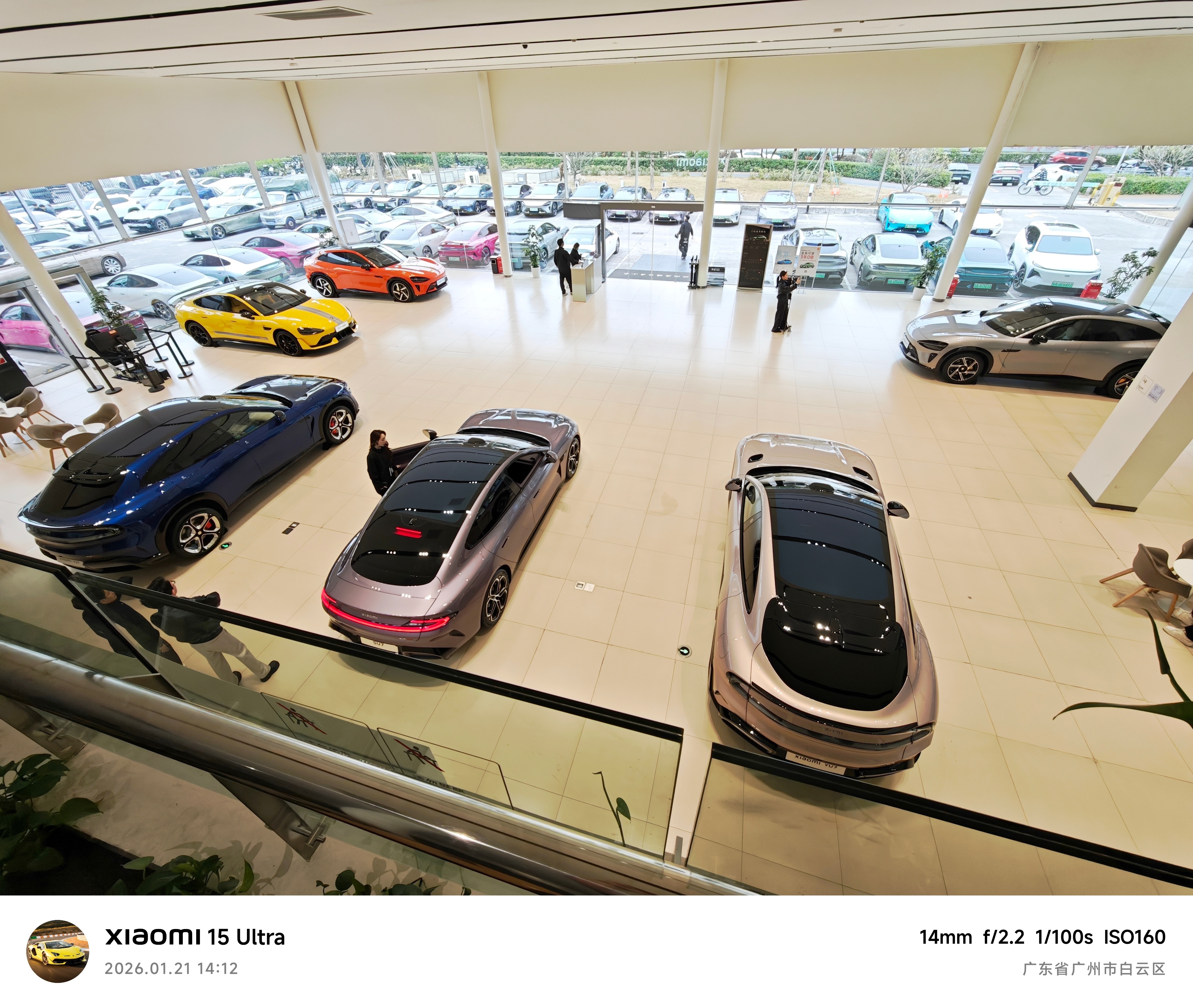 这家销服中心展厅正中央，留出了一个大空位是给哪款车留的呢？好难猜啊～ 新一代SU