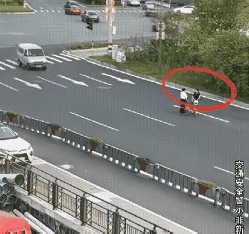 我的天
太松弛了，真是啥地方都能聊起来，你就一点危机感没有嘛，总不能哪都当自己家