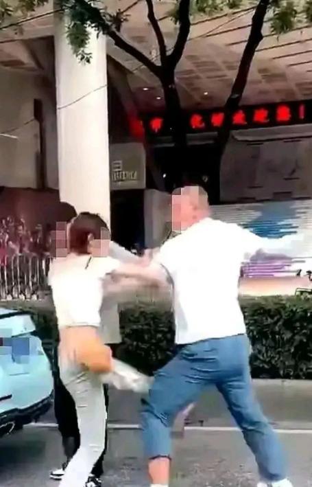 偷情害死人！福建龙岩，女子与有妇之夫偷欢，女子逼迫男子考虑二人感情问题，两人吵了