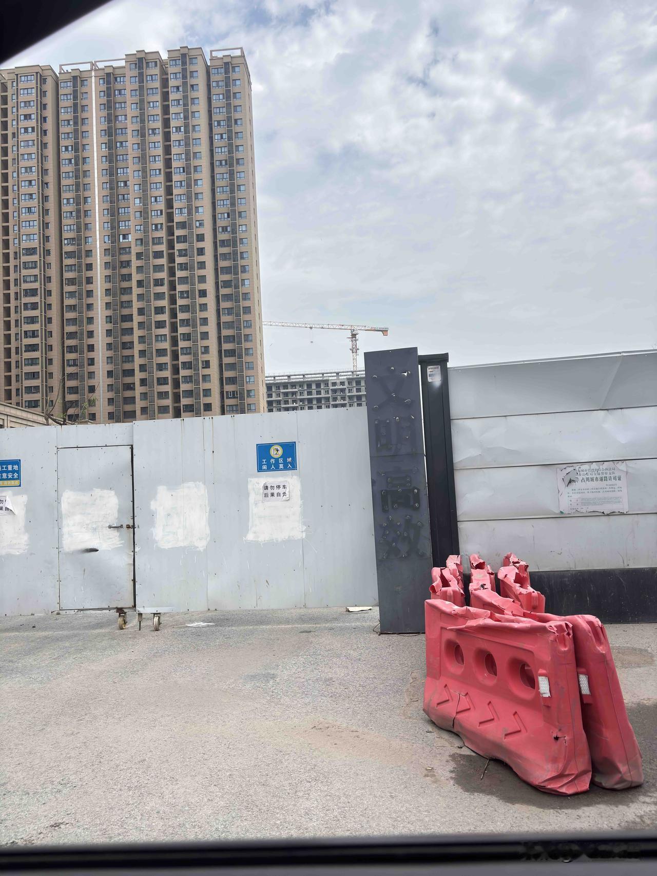 西安元鼎路旁这个鸿嘉路，这路啥时候给通车呢？现在里面进度咋样了？以前走过这里，记