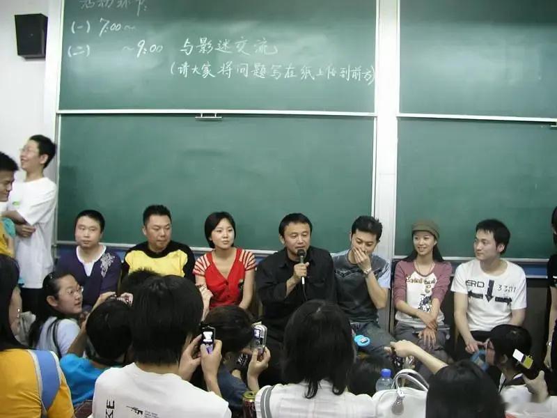 2006年5月18日，《武林外传》剧组在北京大学和同学们交流互动 ​​​