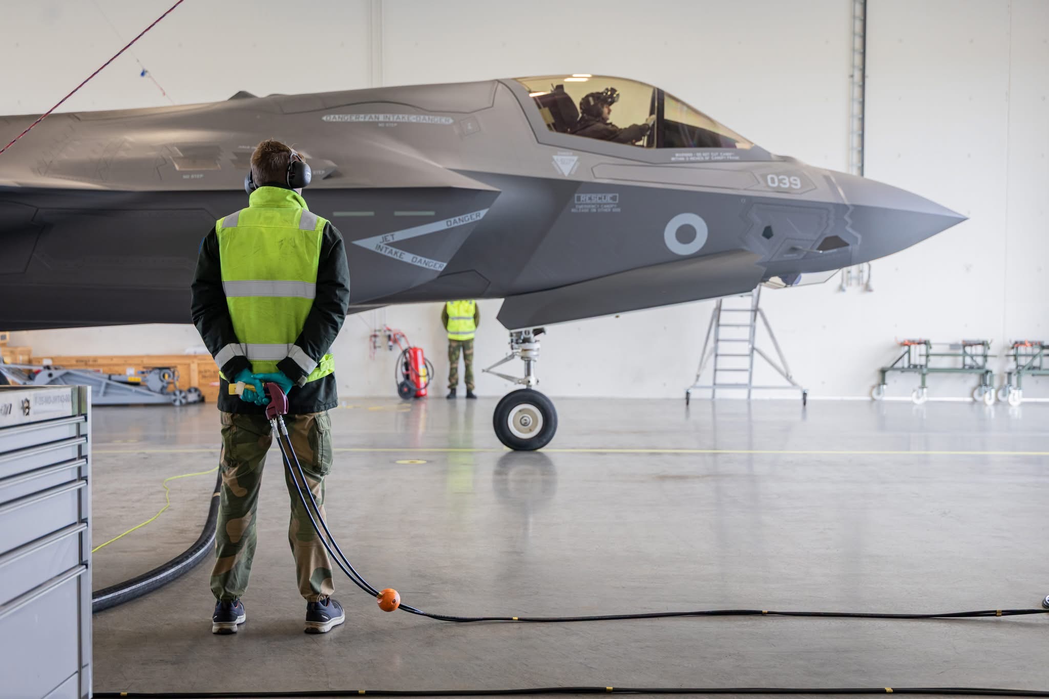 今日肥电 挪威空军机库内保障英国皇家空军/海军（RAF/RN）F35B📍挪威欧