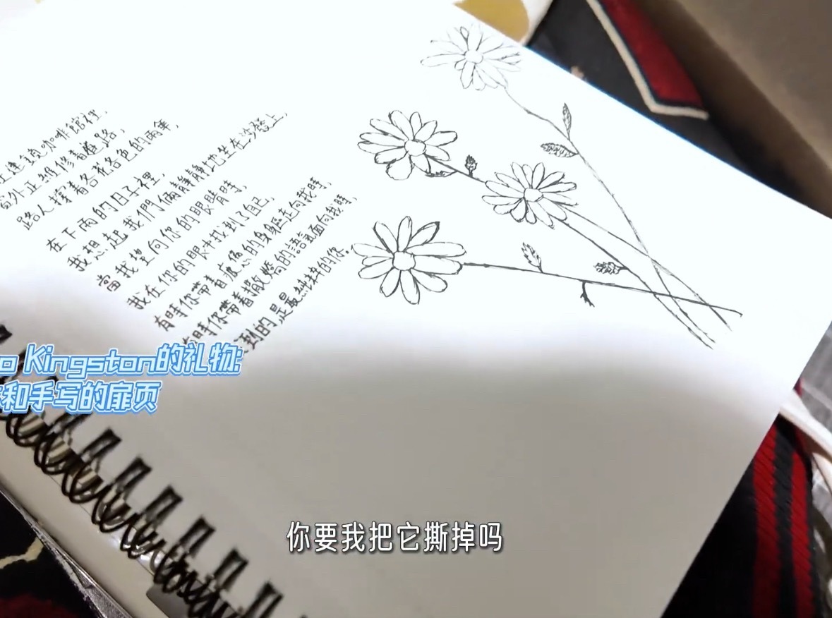 Leo的手写信💌文青浪漫疯子坐在连锁咖啡馆里，窗外正维修着道路，路人撑着各花各