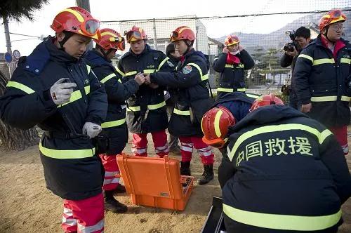 6月8日，菲律宾南部海域突发7.9级强震，海啸预警拉响，达沃等沿海城市面临威胁。