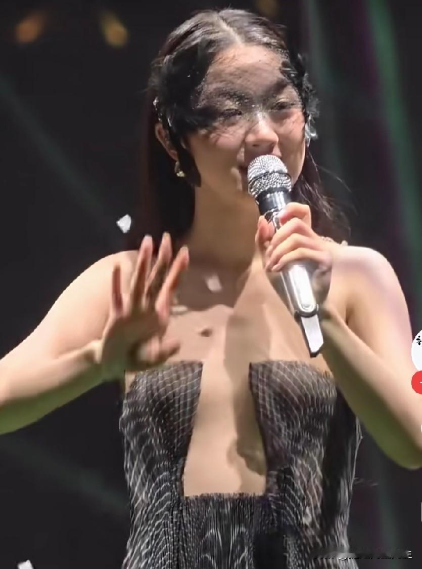 演唱会演唱会，现在不怎么唱了，只剩下演了！
