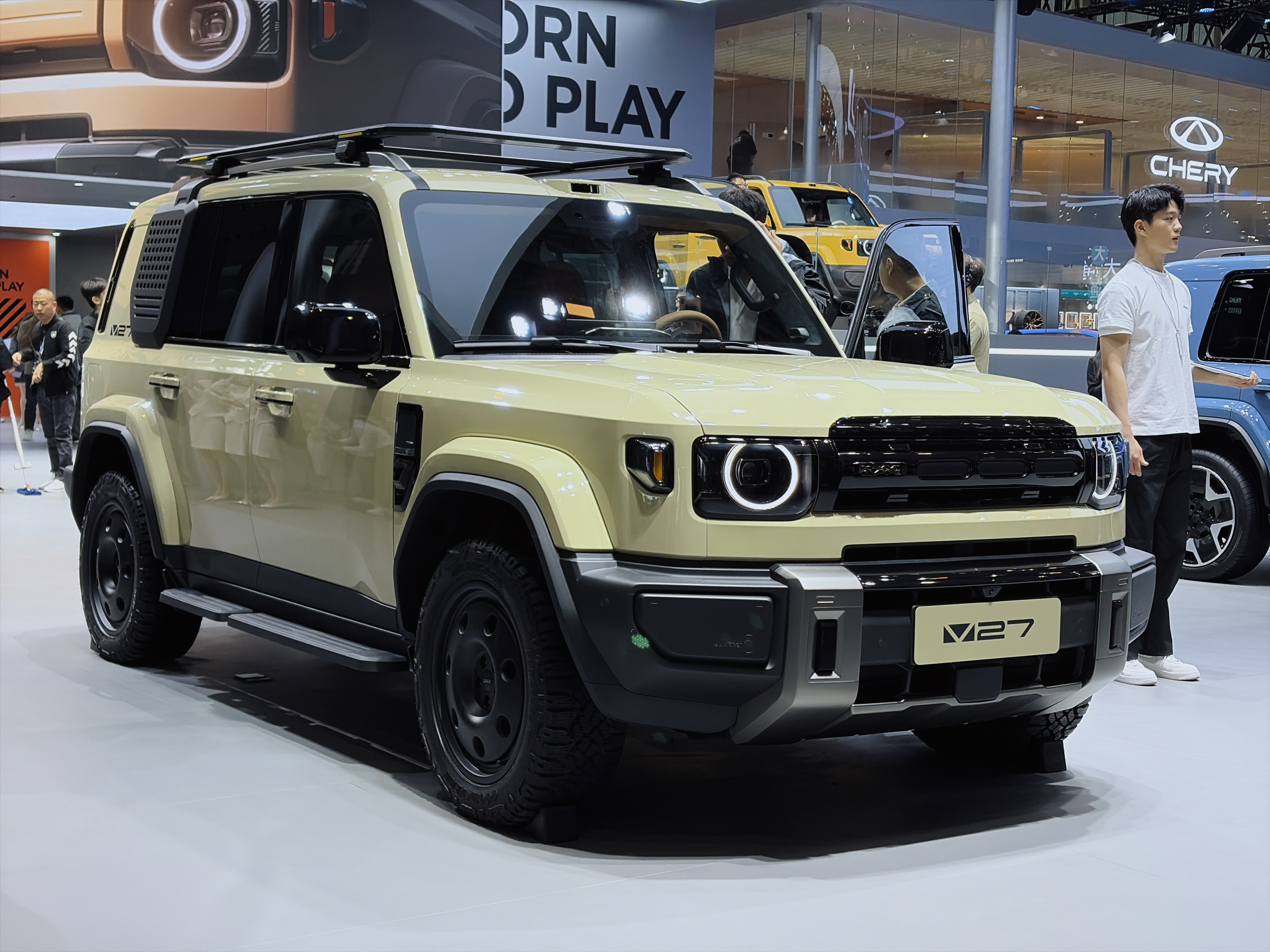 广州车展来到奇瑞 iCAR 的展台，Born to play 还是那么帅。头顶是