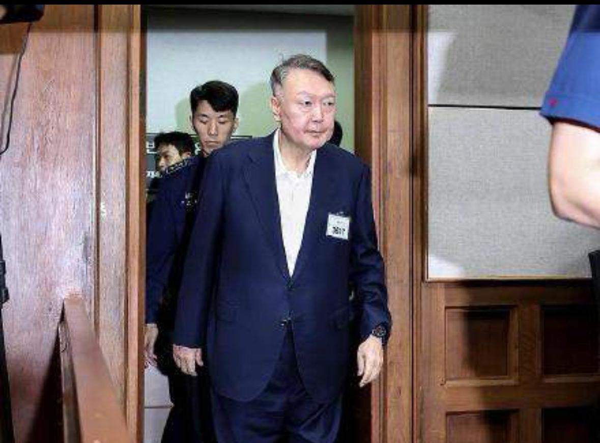 2024年到2026年这两年，东亚国家韩国和日本出现了两位极具争议色彩的领导人。