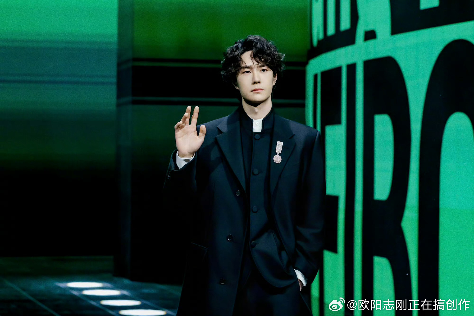 林永健也来参加微博之夜了！而且还专门烫了当年春晚小品里面那个天津大姨同款发型！熟