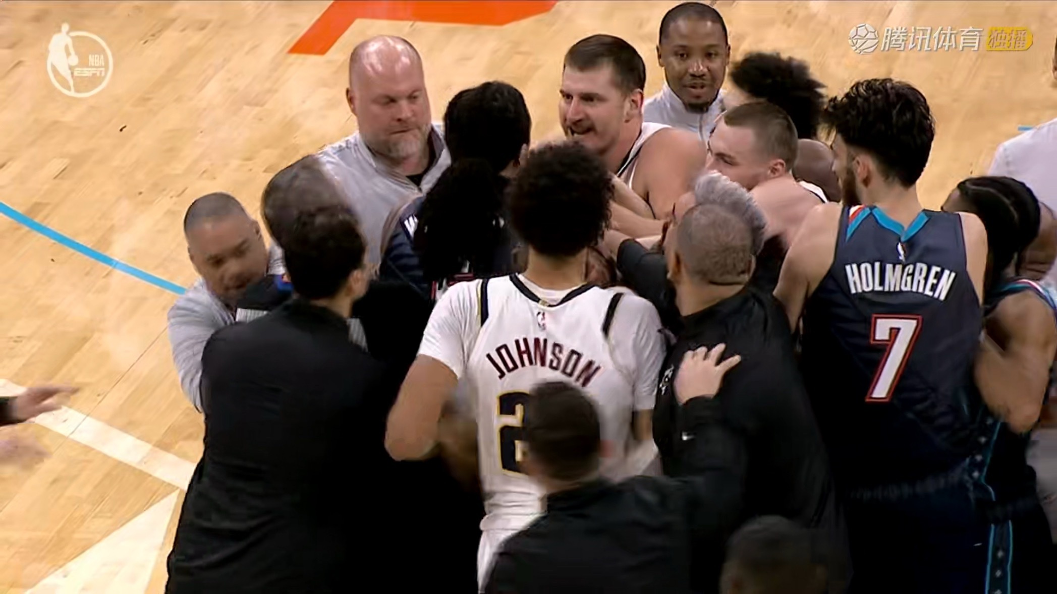第一次见约基奇在场上发这么大的脾气！多尔特太脏了掘金vs雷霆