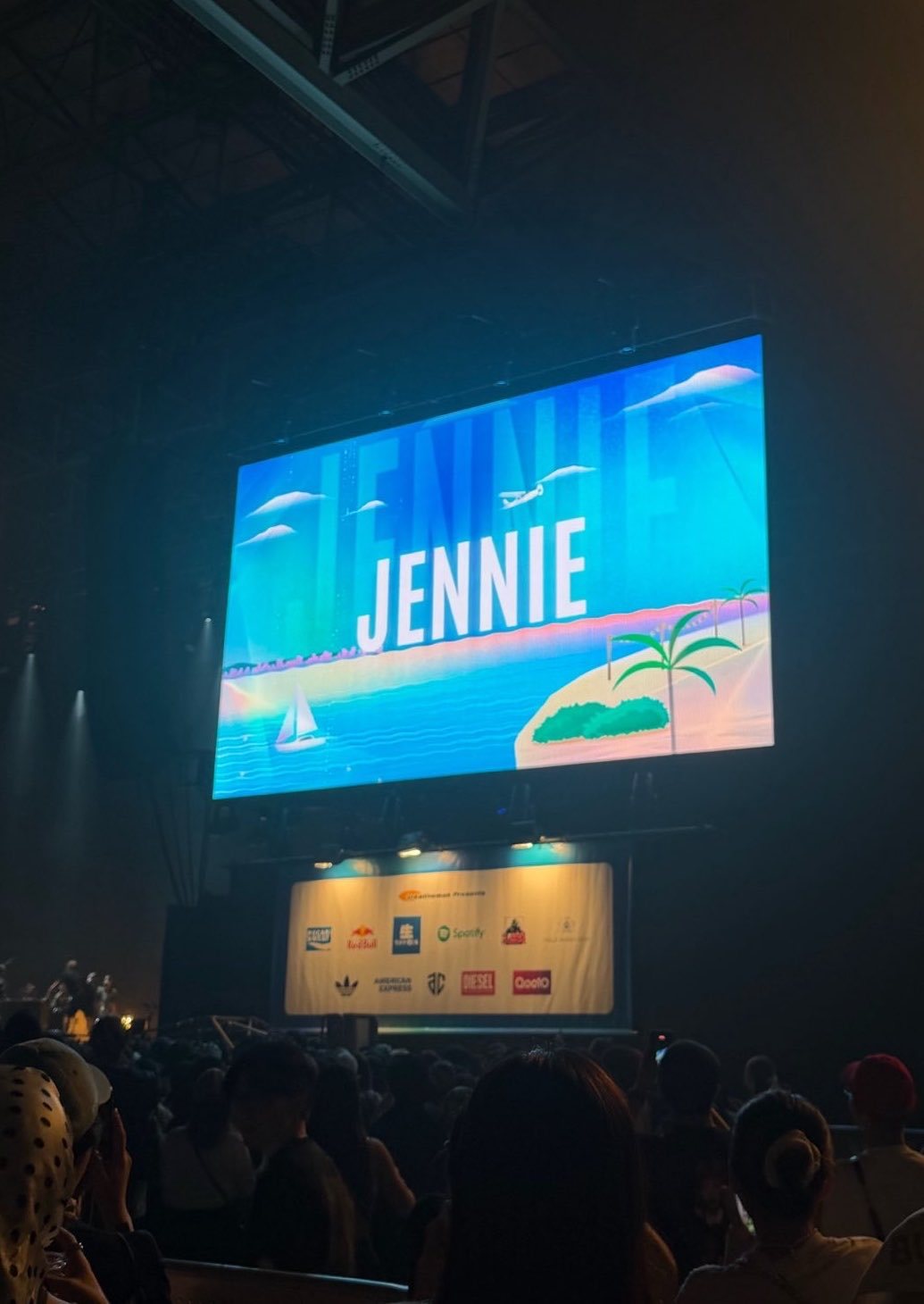 JENNIE的名字目前显示在音乐节屏幕上，作为下一位表演者。 