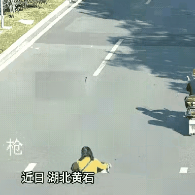 大妈骑电动车如入无人之境，有这样的结局就不奇怪了。